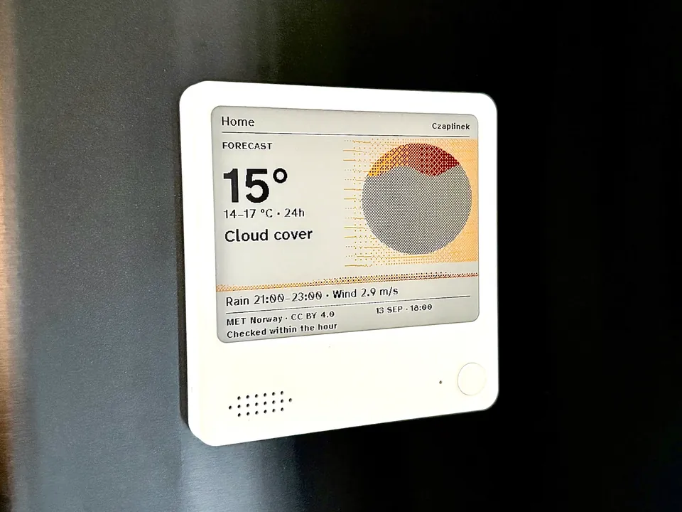 ZECTRIX NOTE4C z emini Home na drzwiach lodówki: prognoza pogody w czerni, czerwieni i żółci na czterokolorowym e-papierze.