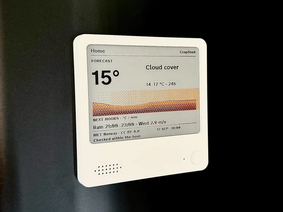 The same NOTE4C in the Rhythm composition: 15° and cloud cover at the top, the next hours as a dithered band in yellow and red, and the line Rain 21:00–23:00 · Wind 2.9 m/s.